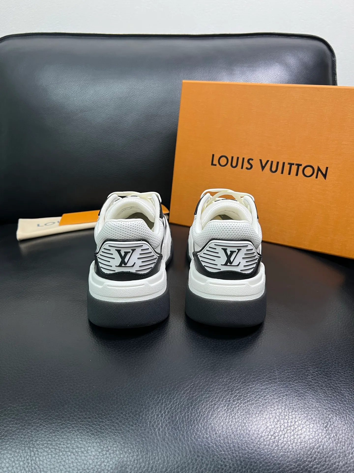 Men's shoes 💰900 Lv top purchase Louis Vuitton, counter synchronization, uppers imported from Italy cowhide, imported mesh padding soft and comfortable, soles: original soles specially provided by the original factory, T men's shoes 💰U exclusive movable molded soles super comfortable, original factory and single goods, high quality, welcome to compare, code number 38-44 (customized 45) 85883